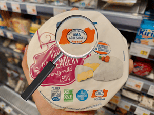 AMA-Gütesiegel auf Camembert-Käse