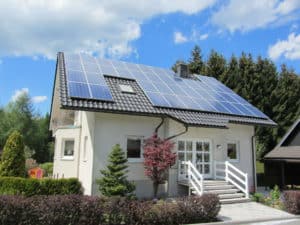 Einfamilienhaus mit Photovoltaikanlage. © Adobe Stock