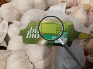 EU-Bio Siegel auf Bio-Knoblauch von Billa