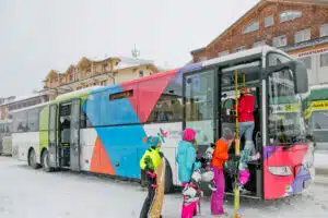 Ein Beispiel für sanfte Mobilität sind die Skibusse in der Salzburger Sportwelt. Sie sind für Skifahrer:innen und Snowboarder:innen zu und von den Liftstationen kostenlos. © Wildbild