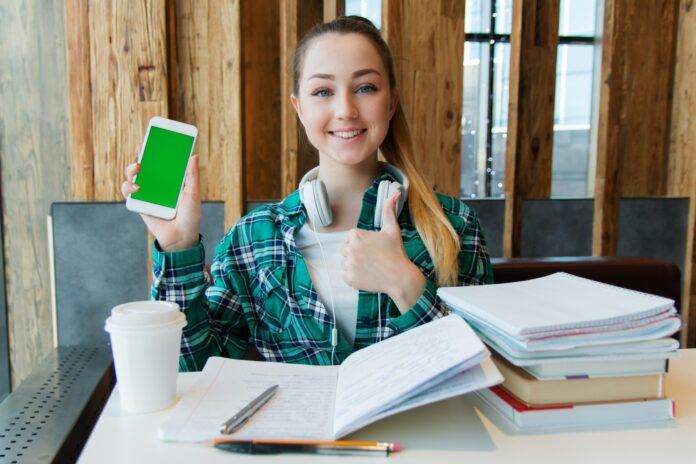 Reparatur Smartphone Studentin Schülerin Technik